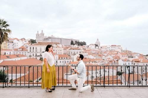 Lisbon photoshoot at Portas do Sol Square and the streets of Alfama
