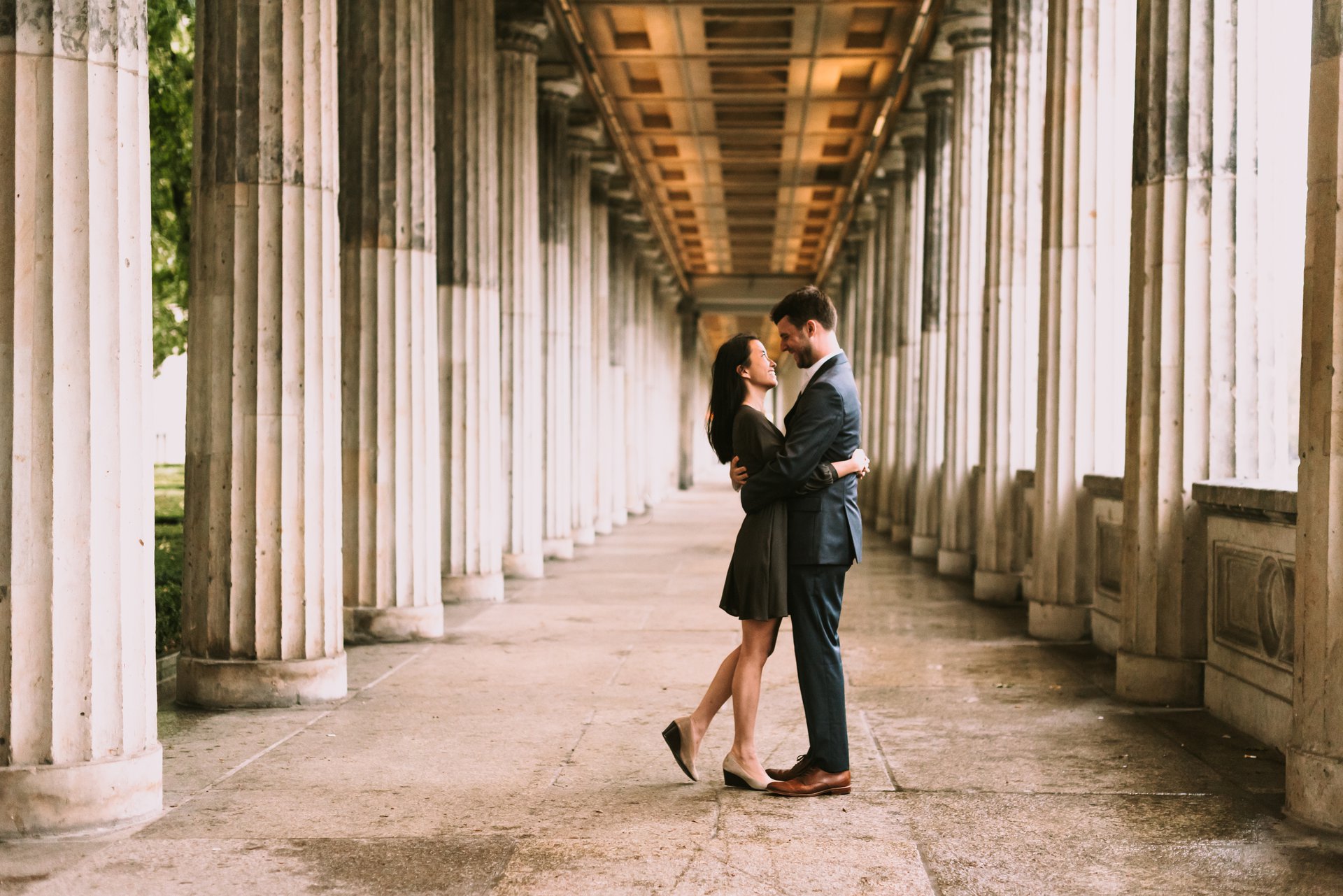 Couple holding each other in the museum
romantische Spaziergänge in Berlin